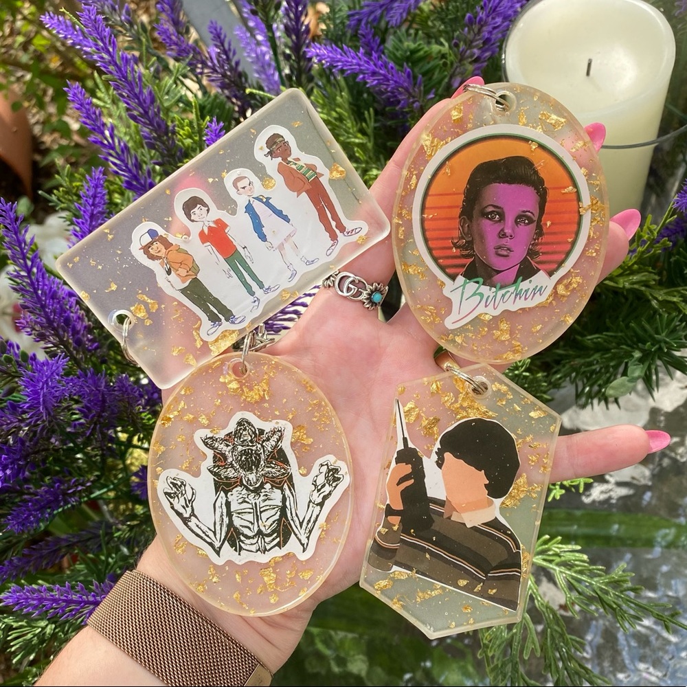 3 PACK Stranger Things Sticker & Gold Flakes Resin Keychains MYSTERY BUNDLE - Picture 7 of 16